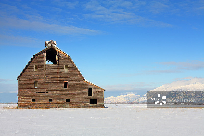 蒙大拿草原上的冬季谷仓图片素材
