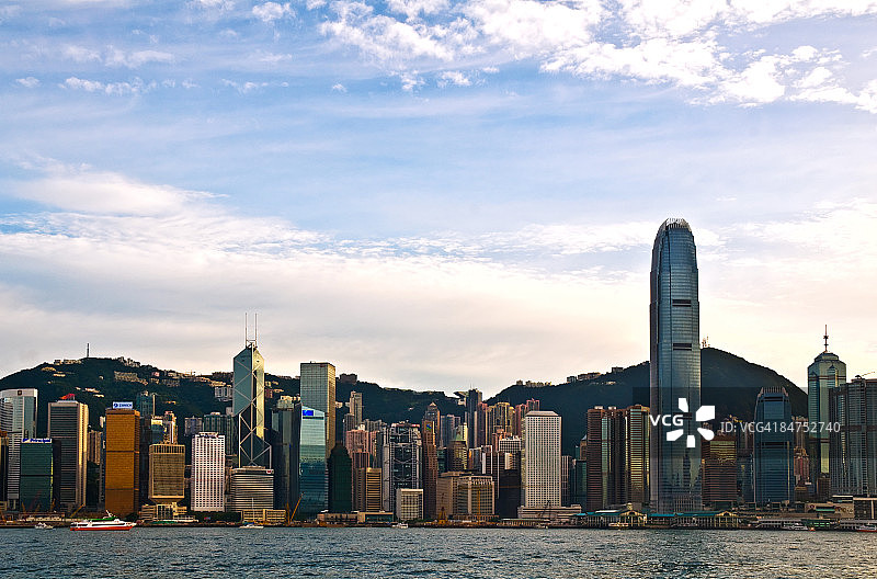 傍晚天际线：中国银行大厦与香港IFC图片素材