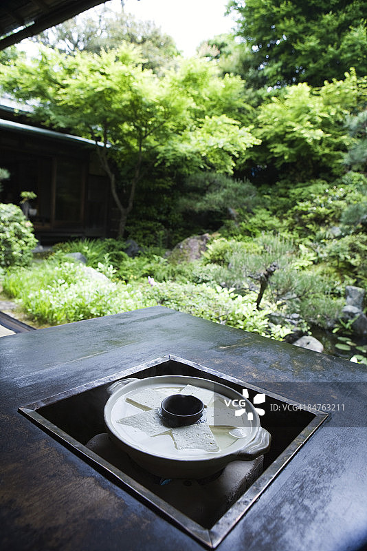汤豆腐在户外炉灶上烹饪图片素材