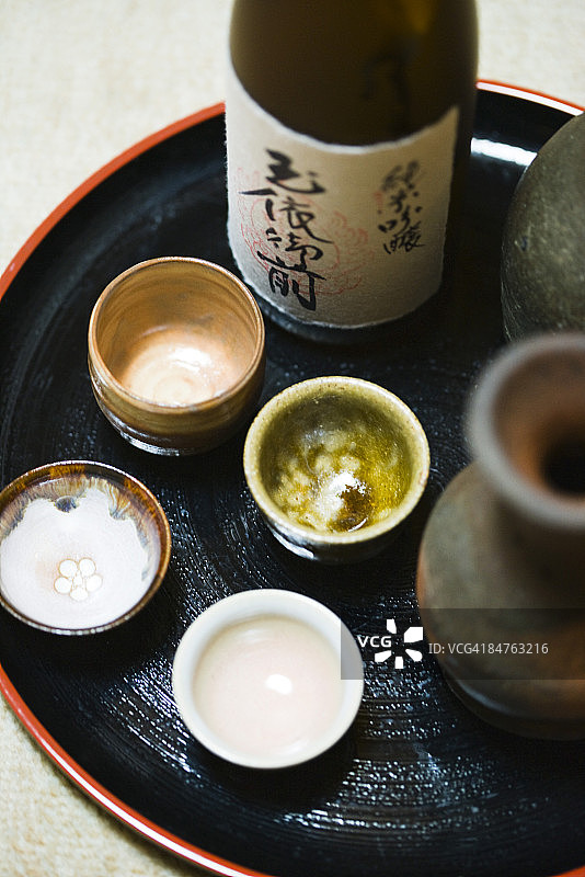 清酒瓶和清酒杯特写图片素材