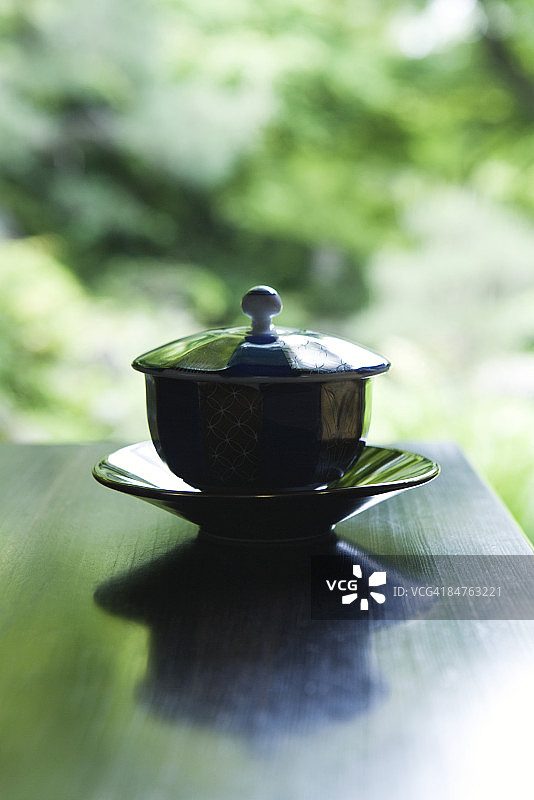 桌上的带盖茶杯和茶碟图片素材