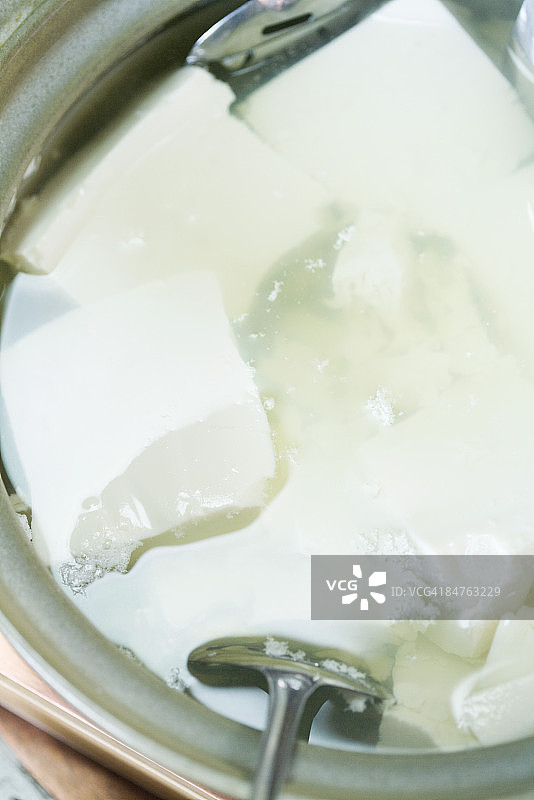 浸泡在水中的豆腐特写图片素材