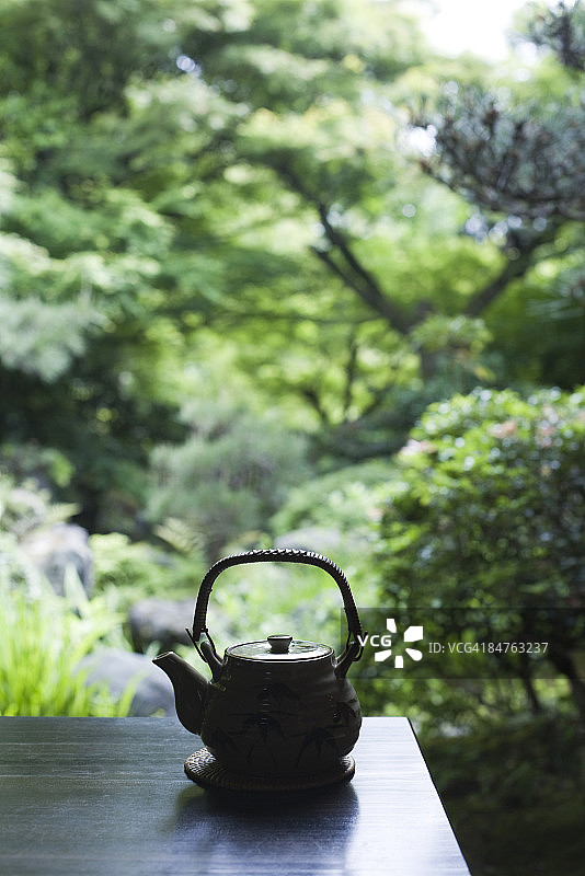 桌上的茶壶，背景是日本风光图片素材