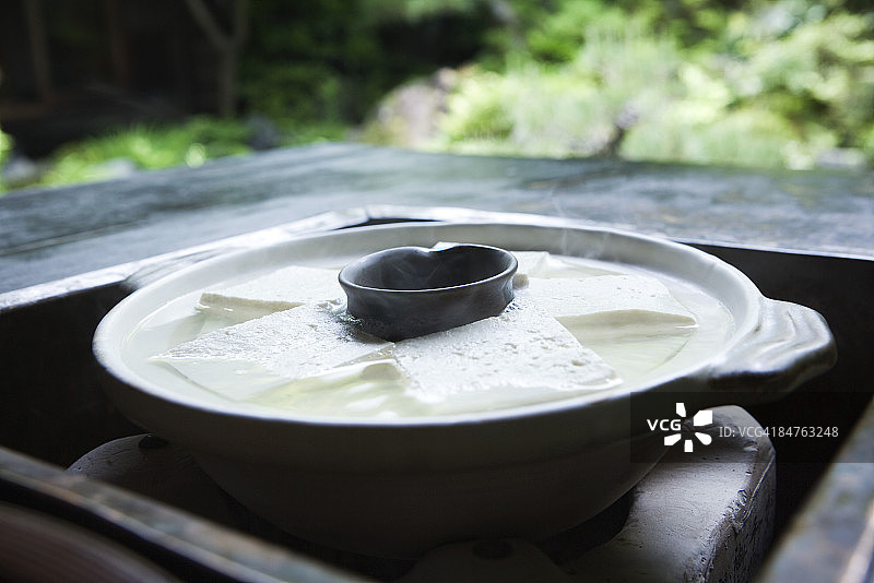 日式火盆中陶瓷锅里的汤豆腐图片素材