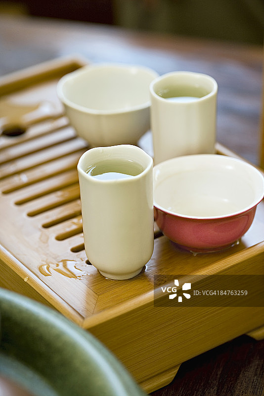带闻香杯和品茗杯的竹制茶盘图片素材