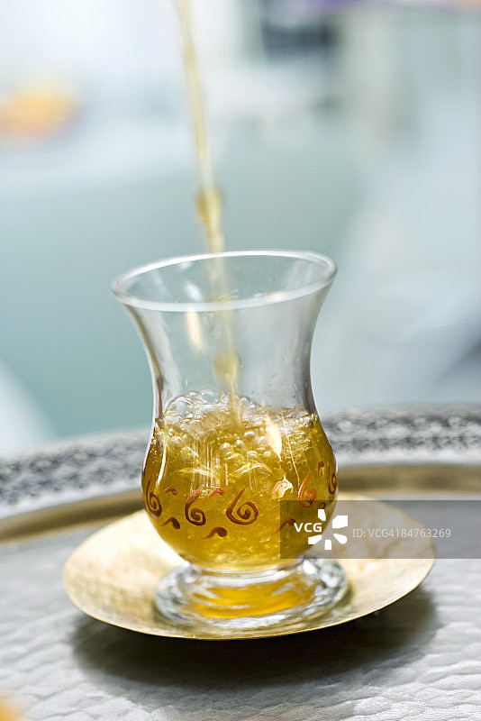 茶水倒入玻璃杯中图片素材