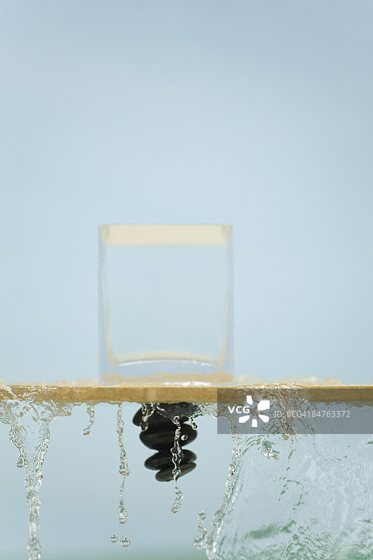 倒置石堆 倒杯流水图片素材