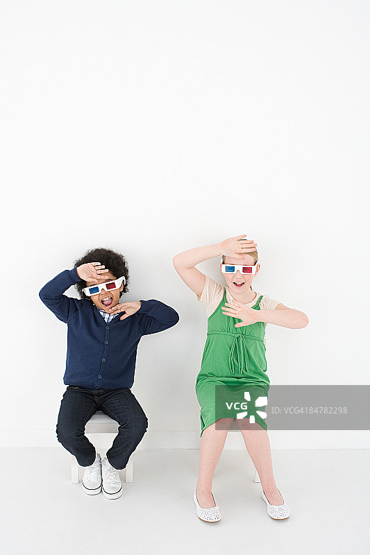 戴3D眼镜的男孩和女孩图片素材