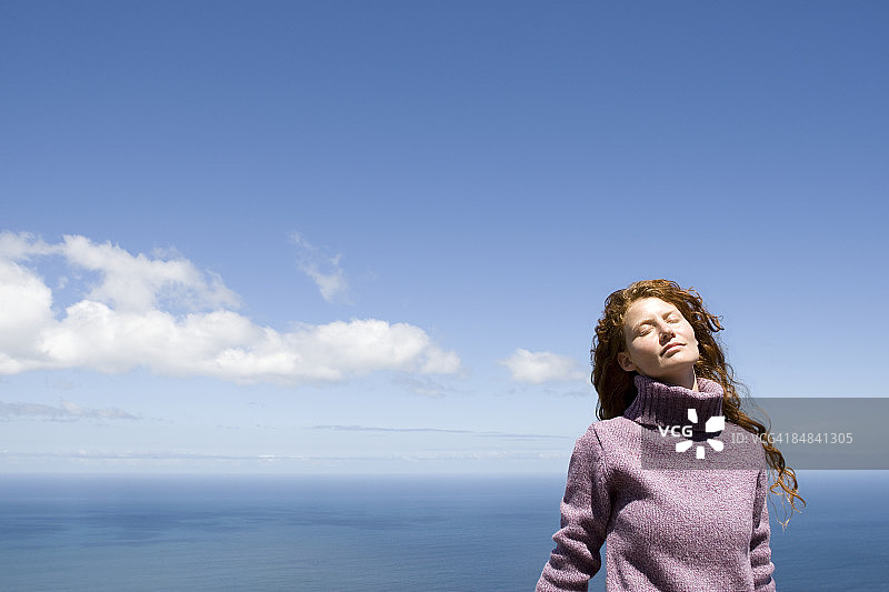 蒙着眼睛的年轻女人图片素材
