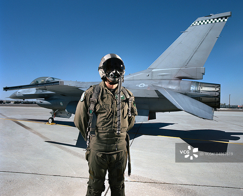 战斗机飞行员在喷气机前图片素材