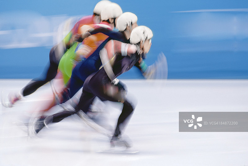短道速度滑冰运动员起跑瞬间图片素材