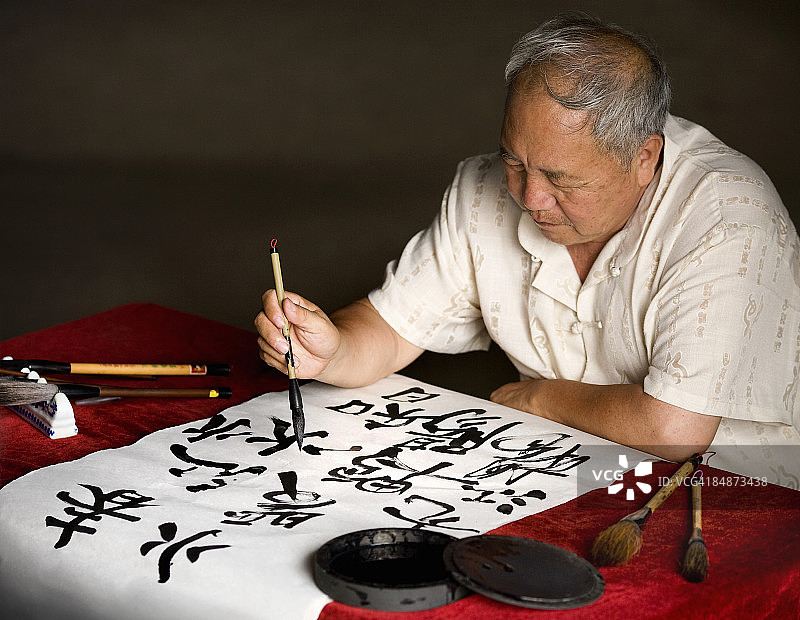 年长的艺术家创作中国书法图片素材