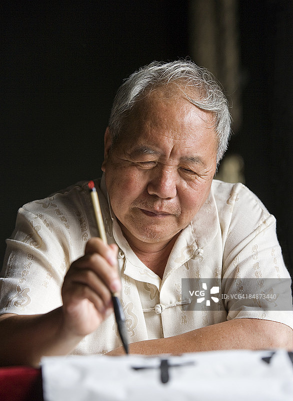 年长的艺术家创作中国书法图片素材