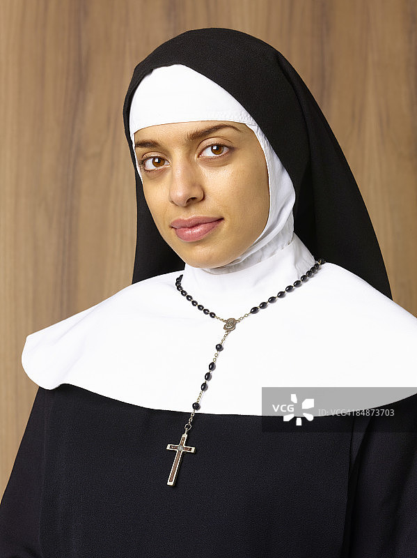 手持十字架的修女肖像图片素材