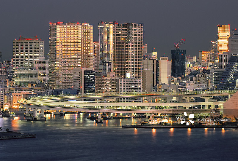 东京城市天际线黎明景色与环形高速公路图片素材