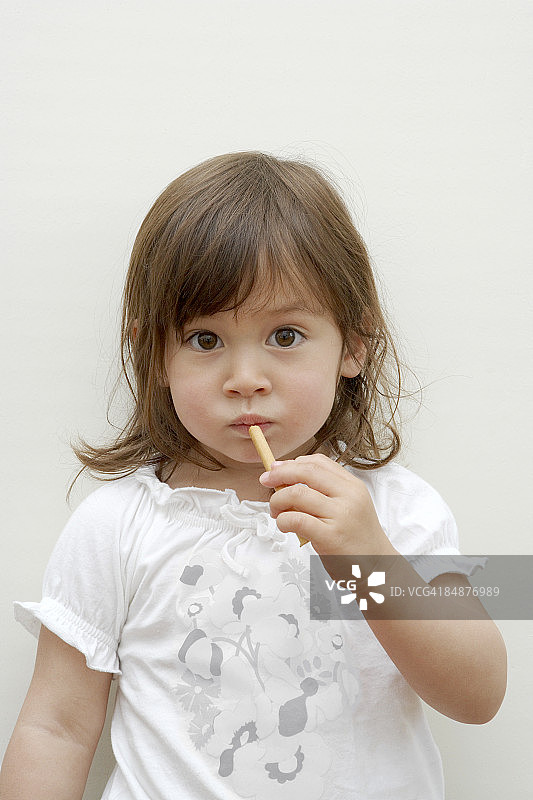 吃零食的小女孩图片素材