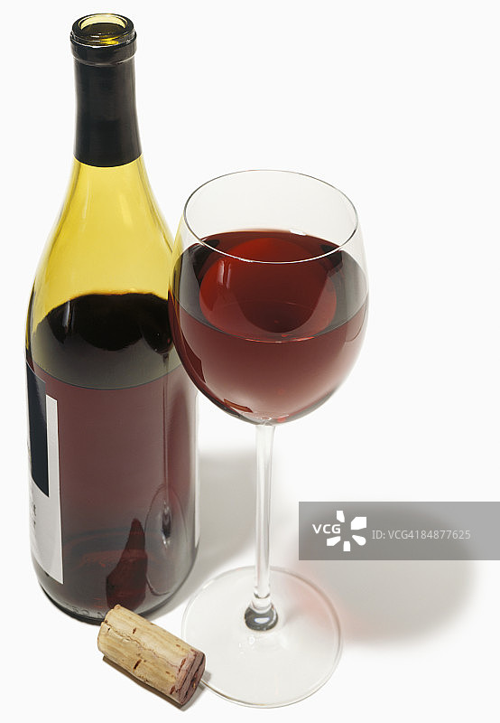 玻璃杯、瓶子和软木塞中的葡萄园红酒图片素材