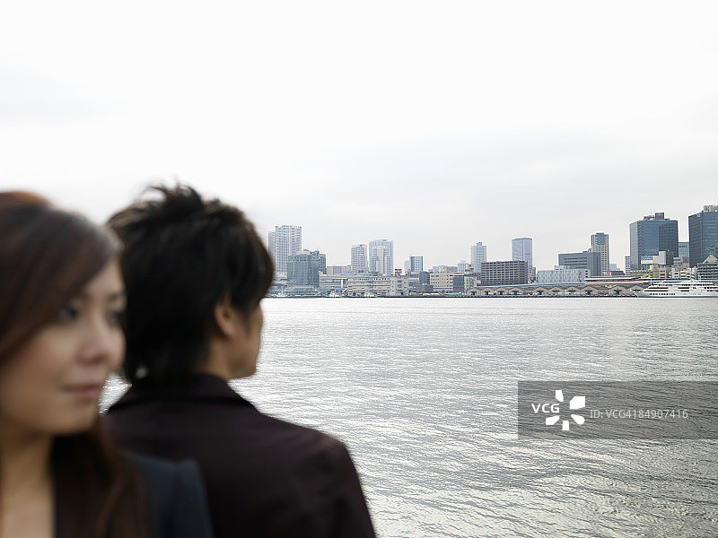 男人和女人凝视远方图片素材