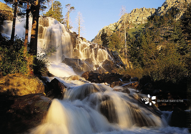 南太浩湖翡翠湾的老鹰瀑布图片素材