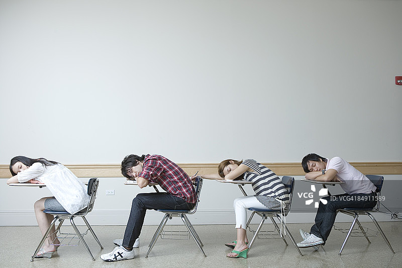 学生们趴在课桌上睡觉（侧面视角）图片素材