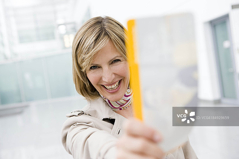 拿着票微笑的女人图片素材