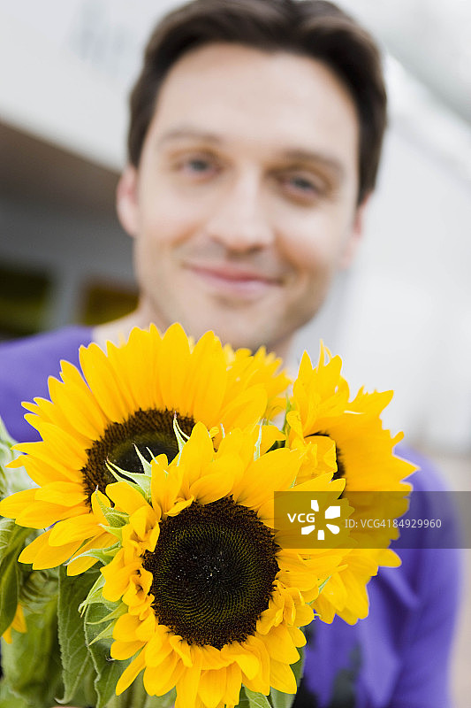 男子向观众献花图片素材