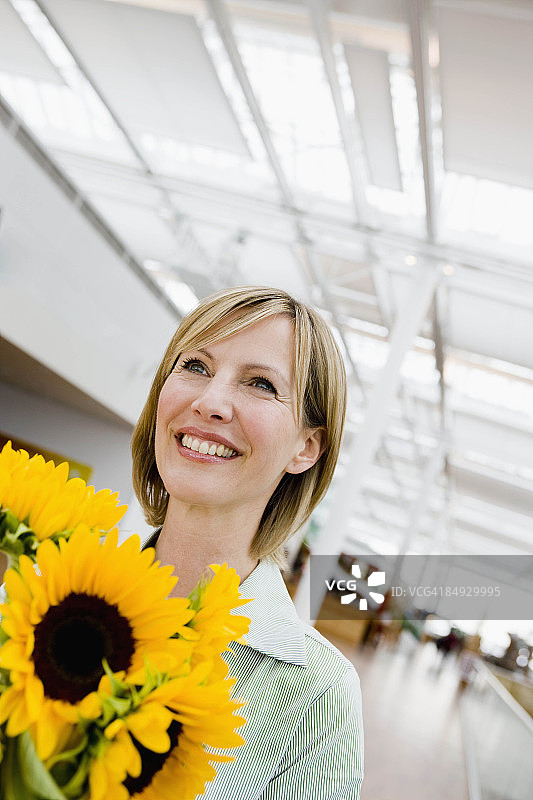 女人收到一束鲜花图片素材
