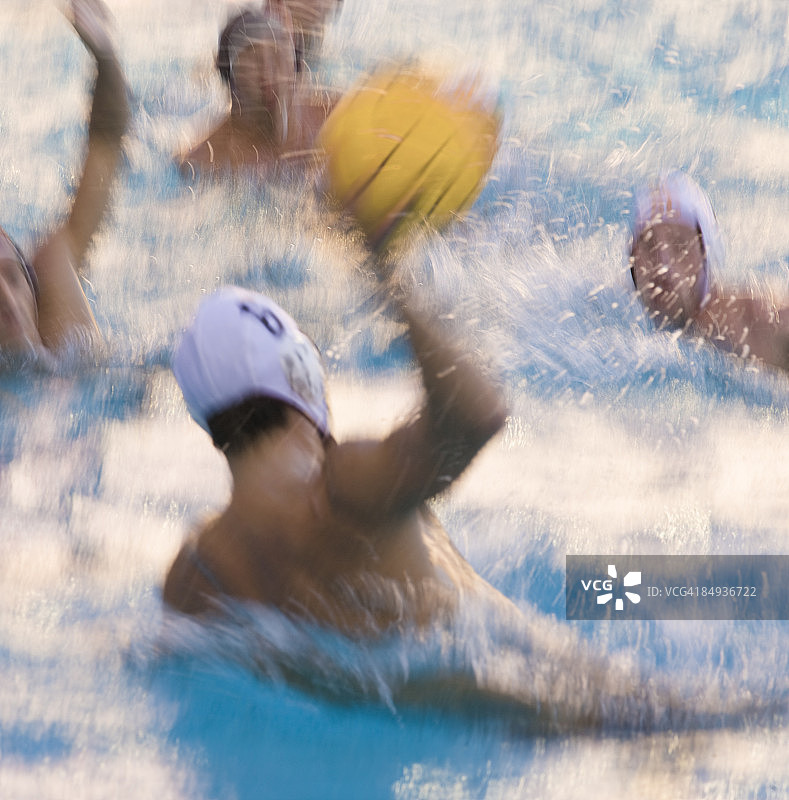 水球运动员传球图片素材