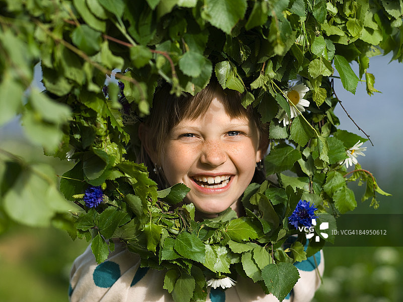 庆祝仲夏节的瑞典女孩肖像图片素材