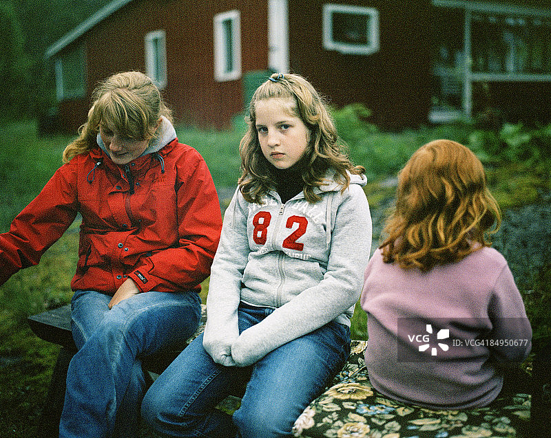 在瑞典安格曼兰，坐在长椅上的三个人图片素材