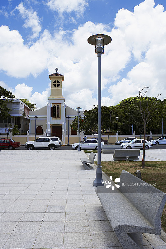教堂前道路上的车辆，波多黎各卢基约图片素材