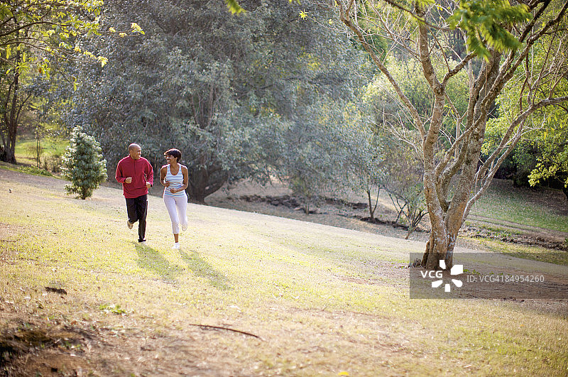 情侣在公园慢跑（南非夸祖鲁-纳塔尔省彼得马里茨堡）图片素材