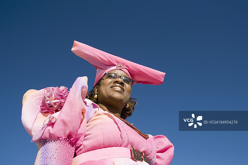 纳米比亚卡奥科兰奥普沃身着传统赫雷罗服饰的女子仰视角度图片素材