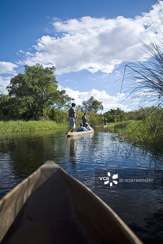 在博茨瓦纳奥卡万戈三角洲西格拉营地附近的独木舟之旅图片素材