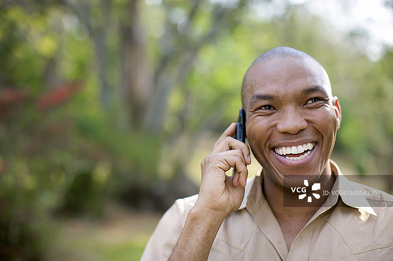 男人用手机讲话，位于南非夸祖鲁-纳塔尔省彼得马里茨堡图片素材