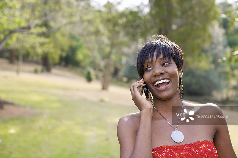 用手机讲话的女人（南非夸祖鲁-纳塔尔省彼得马里茨堡）图片素材