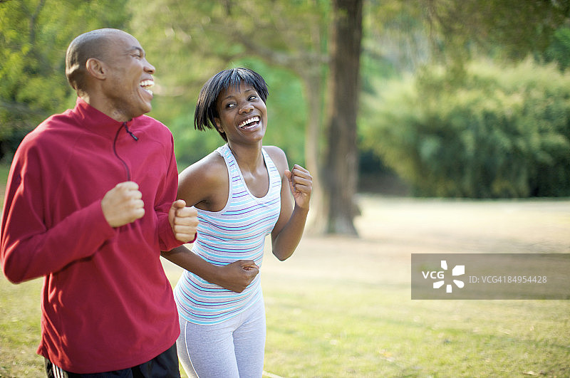 情侣在公园慢跑（南非夸祖鲁-纳塔尔省彼得马里茨堡）图片素材