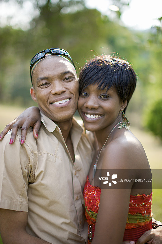 南非夸祖鲁-纳塔尔省彼得马里茨堡公园里的情侣图片素材