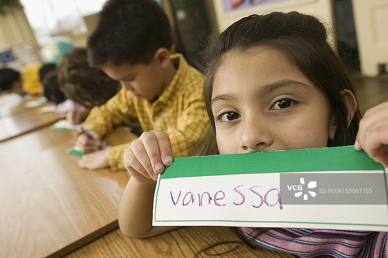 展示名片的西班牙裔女学生图片素材