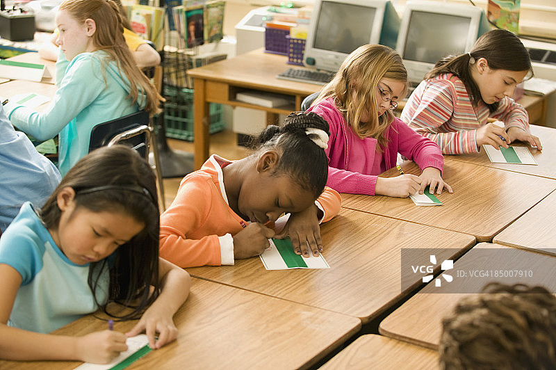女学生制作名片图片素材