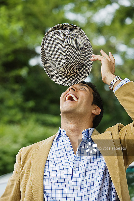 头顶帽子的西班牙裔男子图片素材