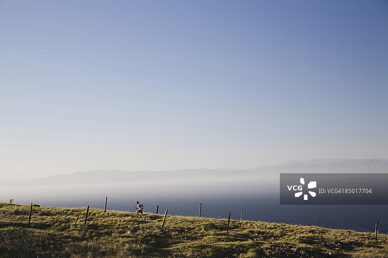 跑步者在赛道上图片素材