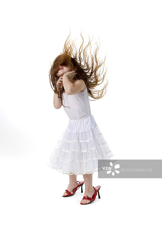 穿红色鞋子的女孩图片素材