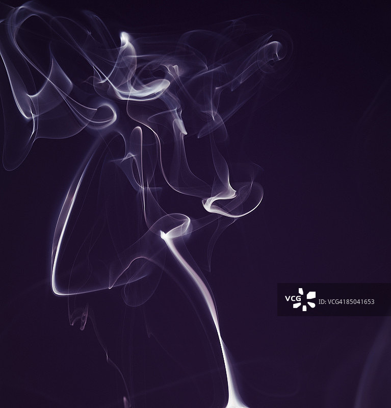 深紫色背景上的烟雾图片素材
