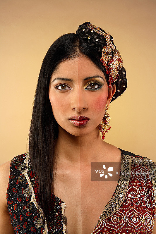 化妆与未化妆的年轻印度女人图片素材