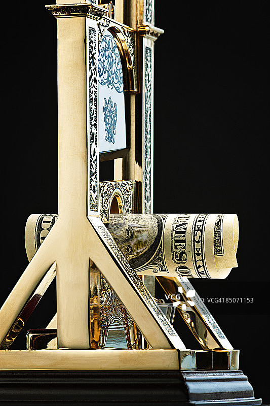 断头台切割美元钞票图片素材