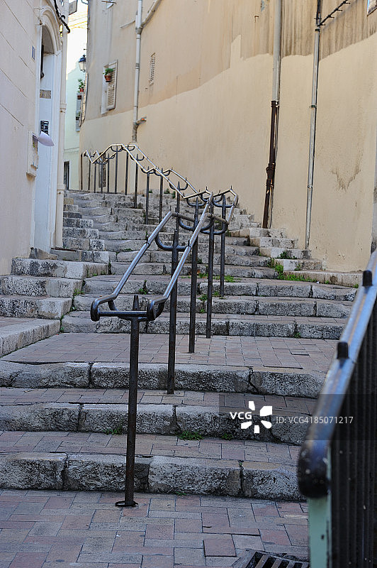 帕尼耶区的小巷与栏杆图片素材