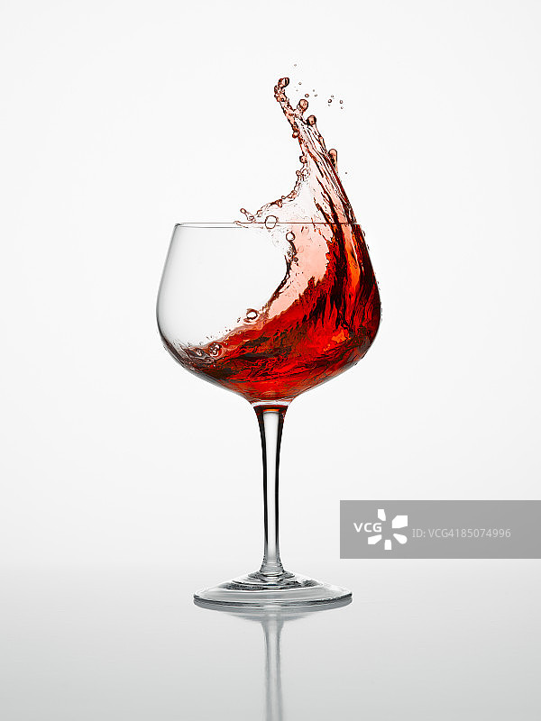 酒杯中的葡萄酒飞溅图片素材