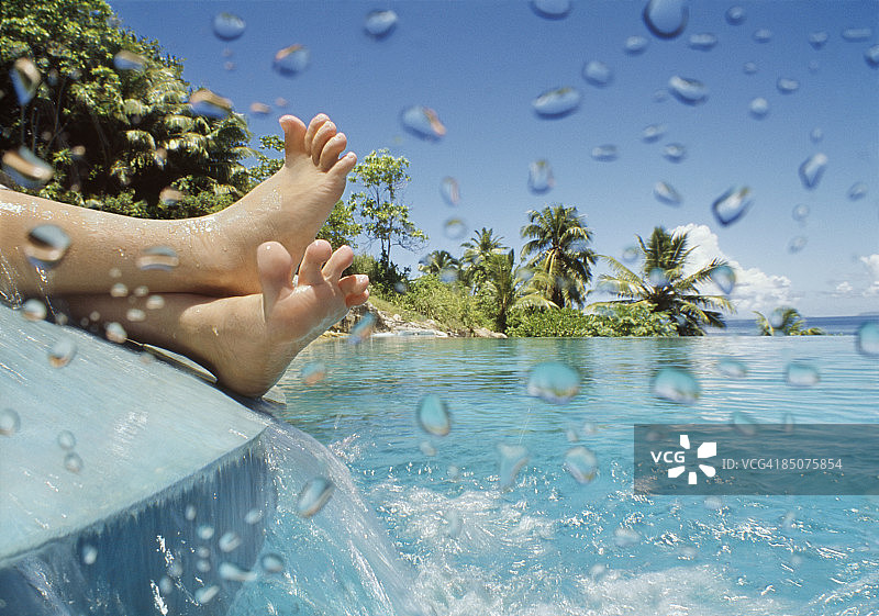 泳池边交叉的儿童脚图片素材