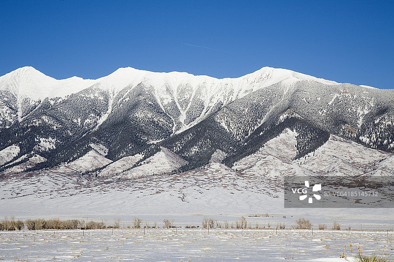 白雪覆盖的圣克里斯托山脉图片素材